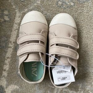 ZARA Toddler Sneakers Size 9.5T (26 Euro) in Beige Color